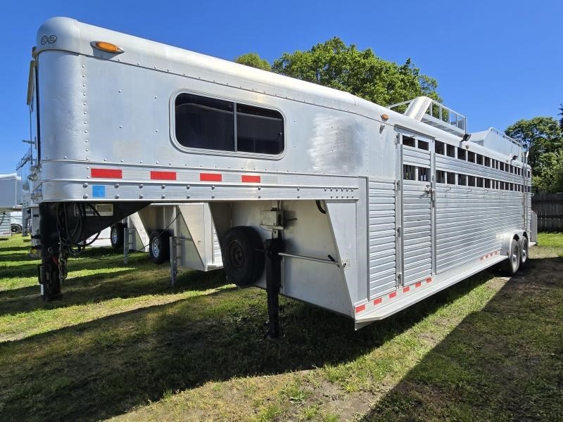 2006 C&C 4 Horse Gooseneck Trailer - Image 10