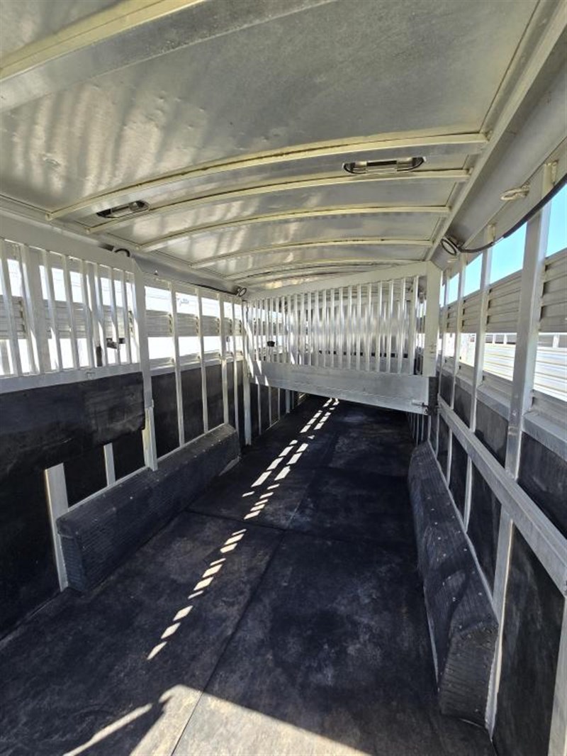2006 C&C 4 Horse Gooseneck Trailer - Image 2