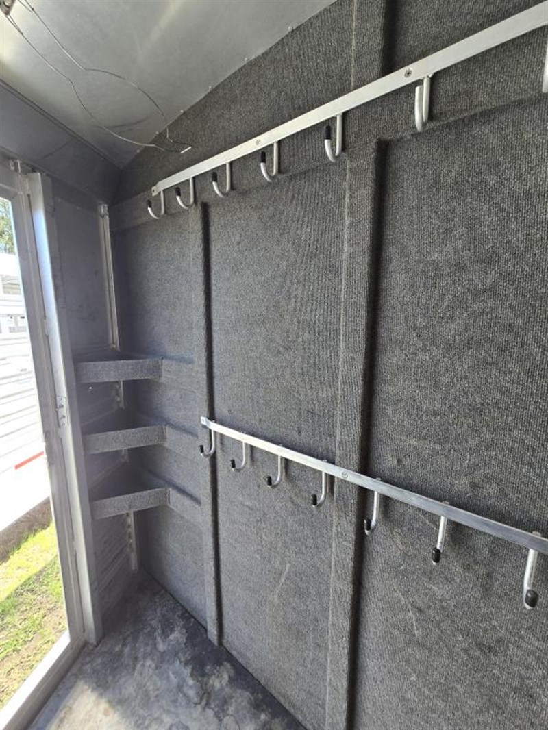 2006 C&C 4 Horse Gooseneck Trailer - Image 4