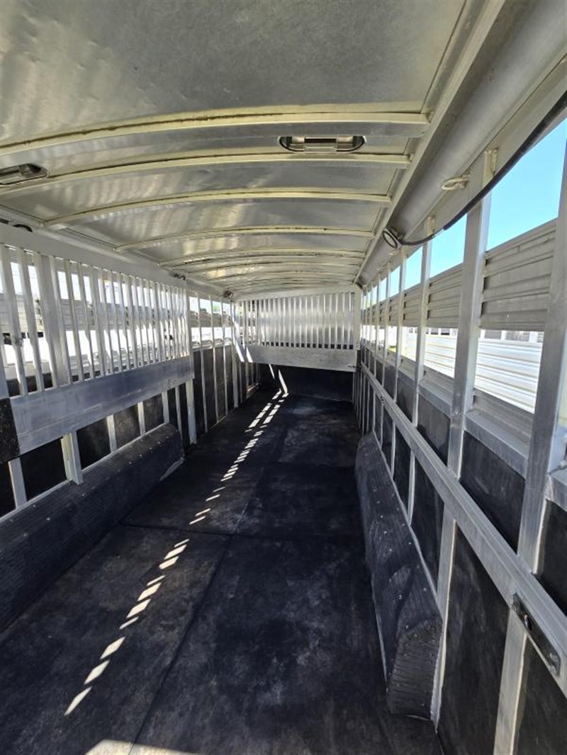 2006 C&C 4 Horse Gooseneck Trailer - Image 12